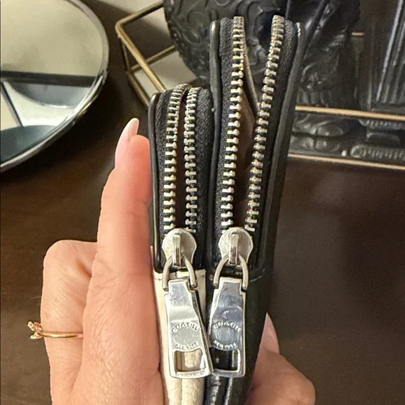 Coach Two-Tone Black and Cream Wristlet wallet - Picture 6 of 9